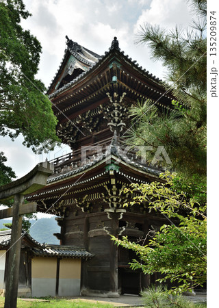 嵯峨釈迦堂 松に挟まれる仁王門(京都市右京区) 嵯峨釈迦堂 松に挟まれる仁王門(京都市右京区) 135209874