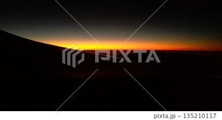 飛行機から見る夕焼け 飛行機から見る夕焼け 135210117