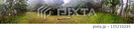 愛鷹山塊の高場所山頂 山霧の頂 パノラマ写真 愛鷹山塊の高場所山頂 山霧の頂 パノラマ写真 135210285