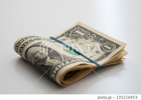 ドル札束のイメージ 135210453