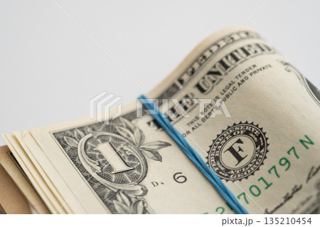 ドル札束のイメージ 135210454