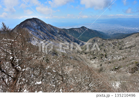 愛鷹山塊の呼子岳より　雪化粧の大岳を望む 135210496