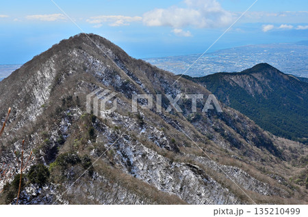 愛鷹山塊の呼子岳山頂より 雪の大岳を望む 愛鷹山塊の呼子岳山頂より 雪の大岳を望む 135210499