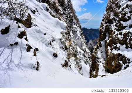 愛鷹山塊　真冬の割石峠　急峻に切れ込む崖 135210506