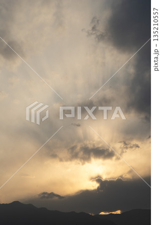山間の夕景 135210557