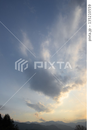 山間の夕空に浮かぶ雲（埼玉県秩父） 135210559