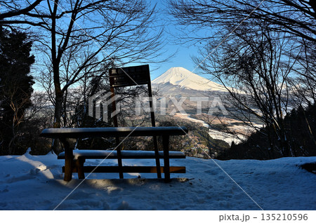 愛鷹山塊の黒岳 雪化粧した黒岳展望広場から望む富士山 愛鷹山塊の黒岳 雪化粧した黒岳展望広場から望む富士山 135210596