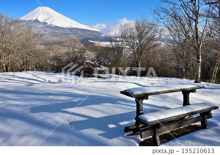 愛鷹山塊の黒岳山頂より 雪化粧した山のベンチに望む富士山 愛鷹山塊の黒岳山頂より 雪化粧した山のベンチに望む富士山 135210613