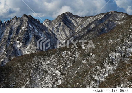 愛鷹山塊の越前岳　北白ガレンより望む厳冬の鋸岳、蓬莱岳（蓬莱山）の稜線 135210628