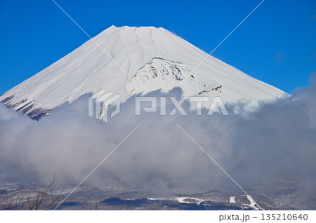愛鷹山塊の越前岳　富士見台から眺める厳冬の富士山と宝永火口 135210640