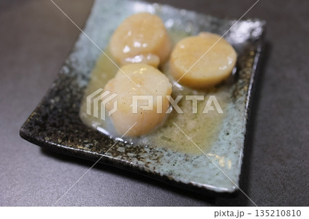 ホタテ貝柱のバター焼き（一品料理） 135210810