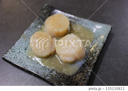 ホタテ貝柱のバター焼き（一品料理） 135210811