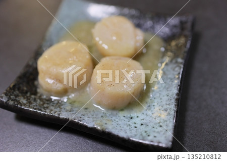 ホタテ貝柱のバター焼き（一品料理） 135210812