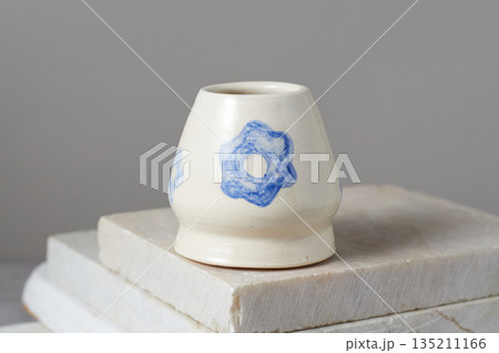 Chasen Holder ceramic on background 135211166