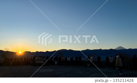 初日の出を待つ人々 135211428