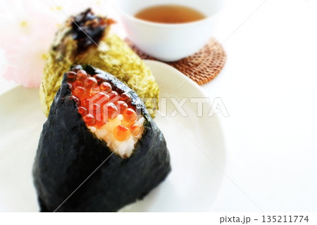 イクラおにぎりとおぼろ昆布おにぎりと日本茶 135211774