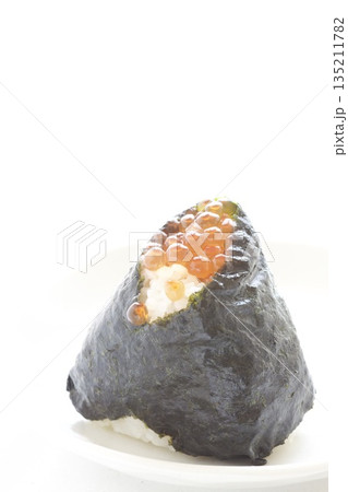 イクラおにぎり 135211782