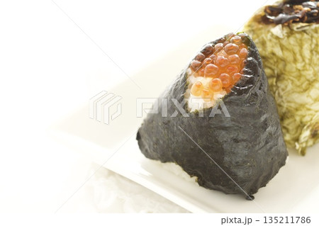 イクラおにぎりとおぼろ昆布おにぎり 135211786