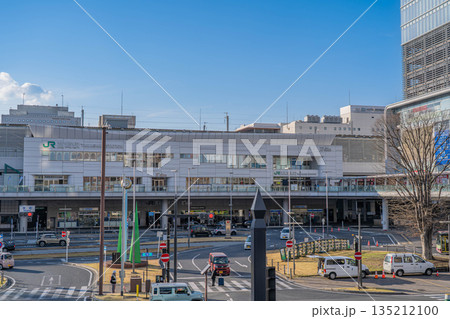 JR高崎駅東口の駅舎外観とロータリー【群馬県高崎市栄町】 JR高崎駅東口の駅舎外観とロータリー【群馬県高崎市栄町】 135212100