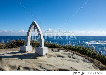 鵜原理想郷のからの海の眺めと幸せの鐘 135212289