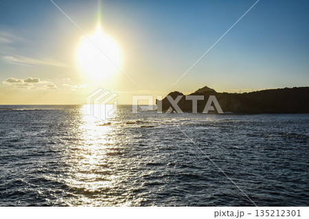 夕暮れの勝浦の海 夕暮れの勝浦の海 135212301