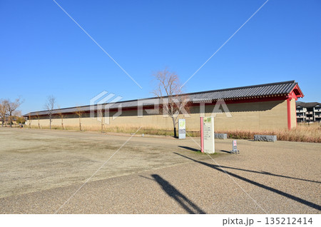 国営平城宮跡公園内に復元された築地塀（奈良県奈良市） 135212414
