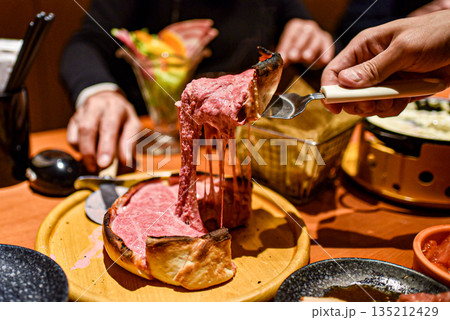 チーズが伸びるシカゴピザ 135212429