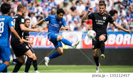 国際大会での日本人のサッカーの試合 国際大会での日本人のサッカーの試合 135212457