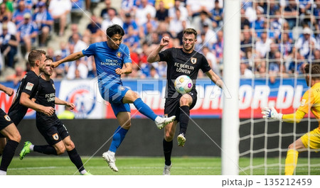 国際大会での日本人のサッカーの試合 国際大会での日本人のサッカーの試合 135212459