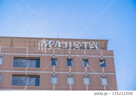 アパホテル〈高崎駅前〉のロゴ看板と外壁【群馬県高崎市八島町】 135212508