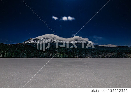 月明かりに照らされる静寂のオンネトー 135212532