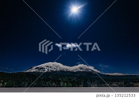 月夜に眠るオンネトーと雪山の風景 月夜に眠るオンネトーと雪山の風景 135212533