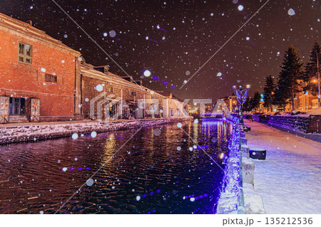 北海道・小樽運河　雪景色のロマンチックな夜 135212536