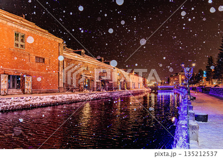 イルミネーションに彩られた雪の小樽運河 135212537
