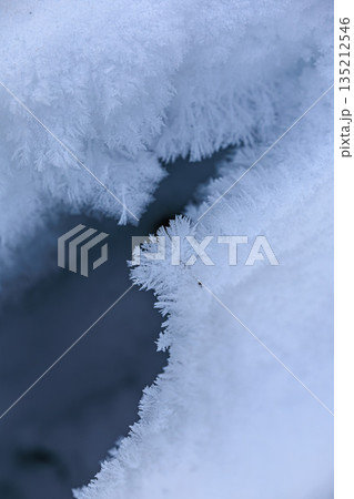 氷の縁に咲く霜の結晶 135212546