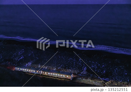 黄昏の海を走るローカル列車|尺別の丘と根室本線 黄昏の海を走るローカル列車|尺別の丘と根室本線 135212551