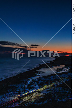 夕暮れに浮かぶ根室線 尺別の丘からの絶景 夕暮れに浮かぶ根室線 尺別の丘からの絶景 135212553