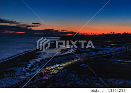 黄昏の丘を行くローカル列車｜根室線の夕景 135212554