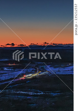 尺別の丘から望む根室線の薄明トワイライト 135212557