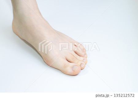 裸足の女性の足元 135212572