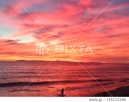 西海岸の海に沈む夕日とサーファー 西海岸の海に沈む夕日とサーファー 135212590