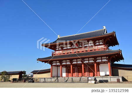 国営平城宮跡公園内の朱雀門（奈良県奈良市） 135212596