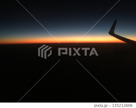 飛行機から見た夕焼け 飛行機から見た夕焼け 135212606