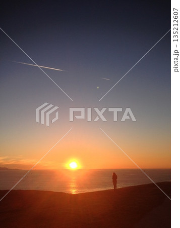 幻想的な夕日 135212607