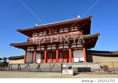 国営平城宮跡公園内にある朱雀門(奈良県奈良市) 国営平城宮跡公園内にある朱雀門(奈良県奈良市) 135212755