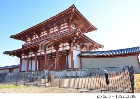 復元された朱雀門（国営平城宮跡公園） 135212896