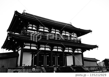 復元された朱雀門(国営平城宮跡公園) 復元された朱雀門(国営平城宮跡公園) 135212929