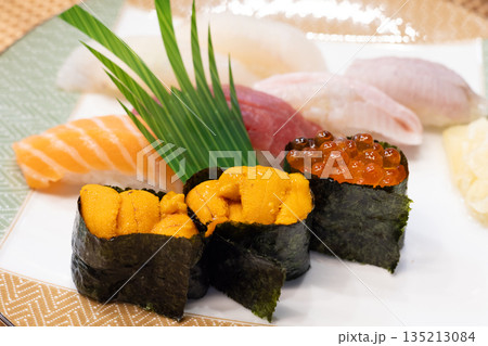 おいしい北海道のウニとイクラの軍艦巻きなどの握り鮨 135213084