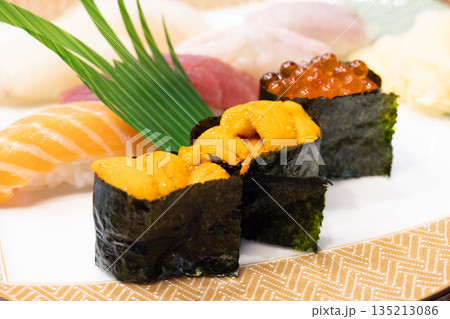 おいしい北海道のウニとイクラの軍艦巻きなどの握り鮨 おいしい北海道のウニとイクラの軍艦巻きなどの握り鮨 135213086