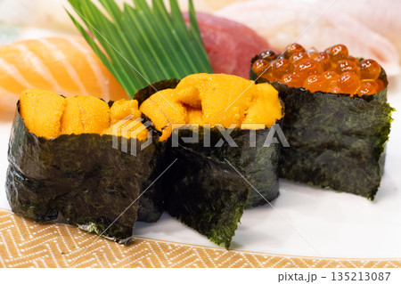 おいしい北海道のウニとイクラの軍艦巻きなどの握り鮨 135213087